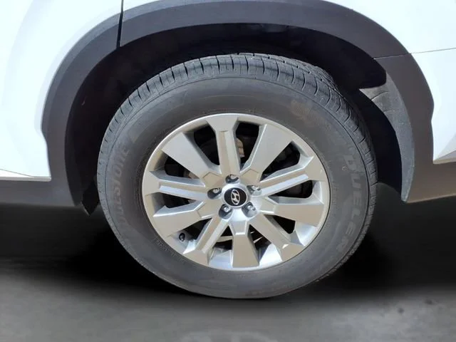 Used 2025  Hyundai SEL image 28