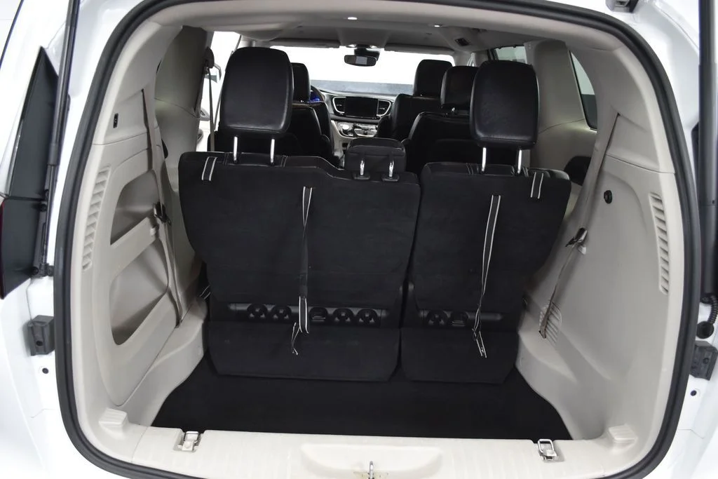 Used 2022 White Chrysler Touring L image 20