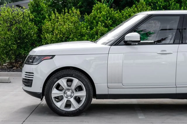 Used 2019 White Land Rover 5.0L V8 Supercharged image 17