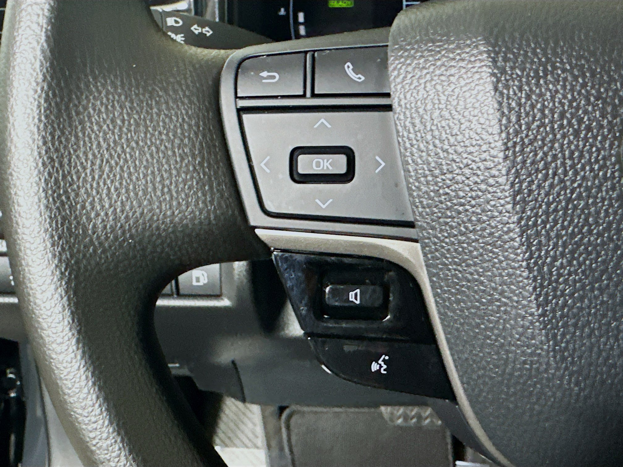 Used 2025 Underground Toyota LE image 16