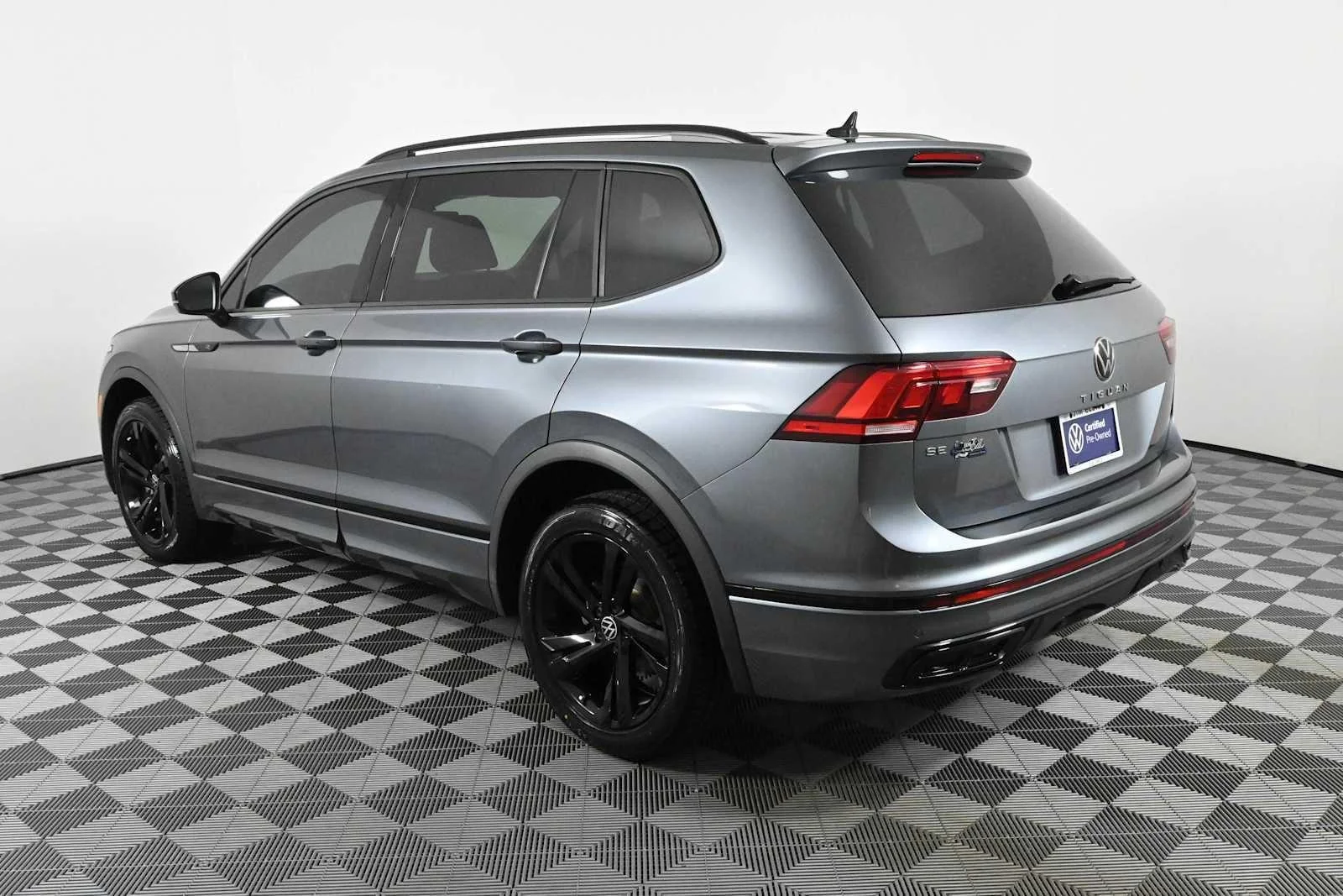 Certified Used 2023  VOLKSWAGEN SE image 4