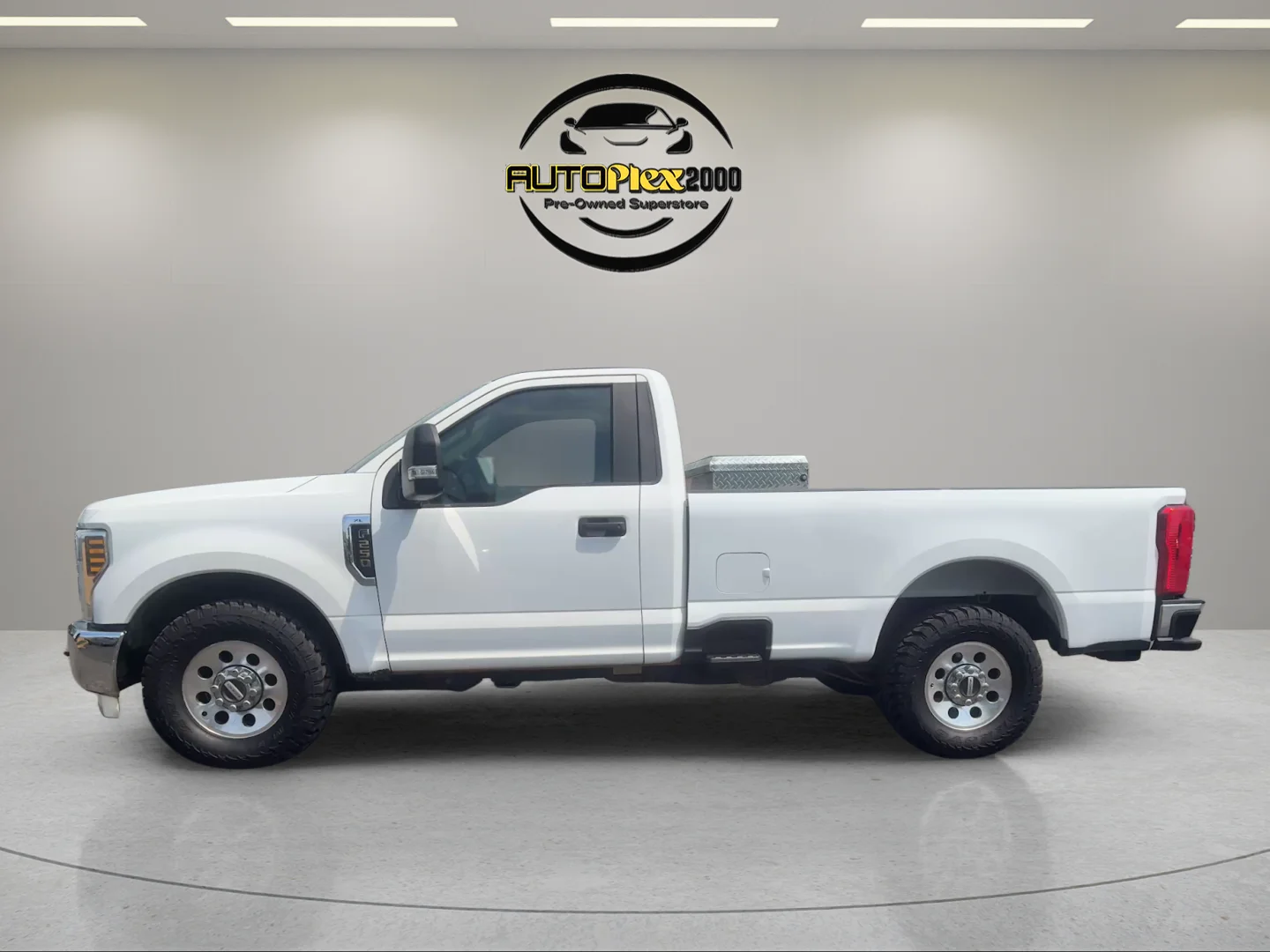 Used 2018 White Ford XL image 4