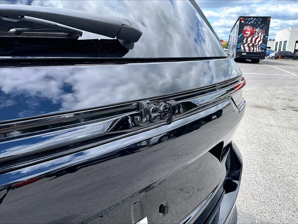 Used 2023 Black Jeep Altitude X image 9