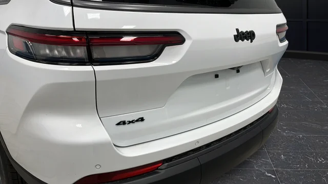 New 2026 Bright White Clear-Coat Exterior Paint Jeep Altitude image 35