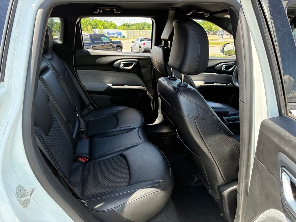Used 2024 White Jeep Latitude image 45