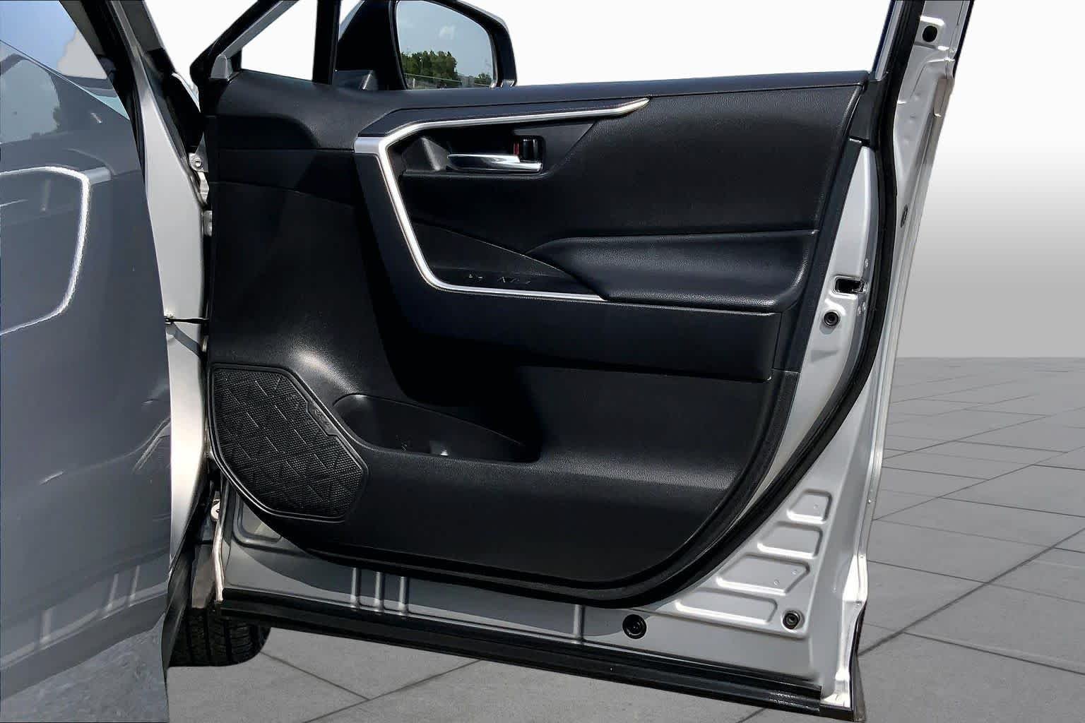 Used 2024 Silver Sky Metallic Toyota Hybrid XLE image 22