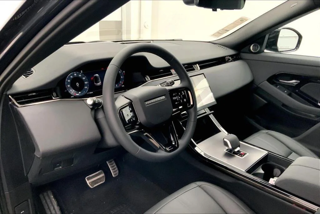 Used 2026 CARPATHIAN GREY Land Rover Dynamic SE image 4