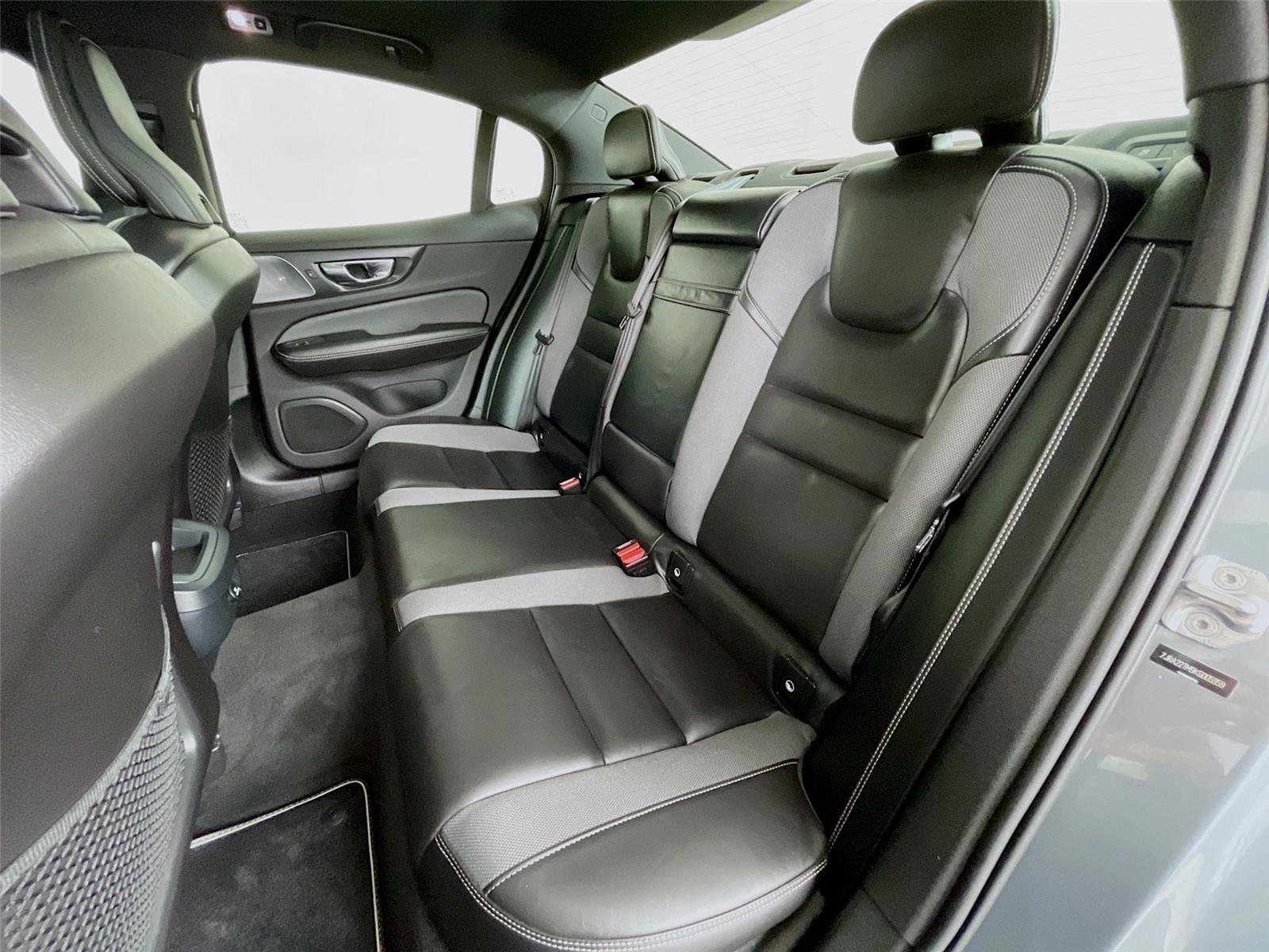 Used 2019 Pebble Grey Metallic Volvo R-Design image 28