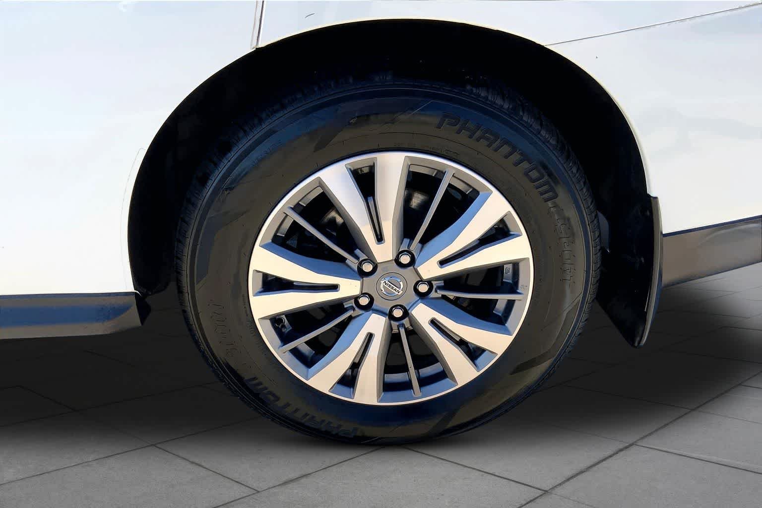 Used 2020 Glacier White Nissan S image 11
