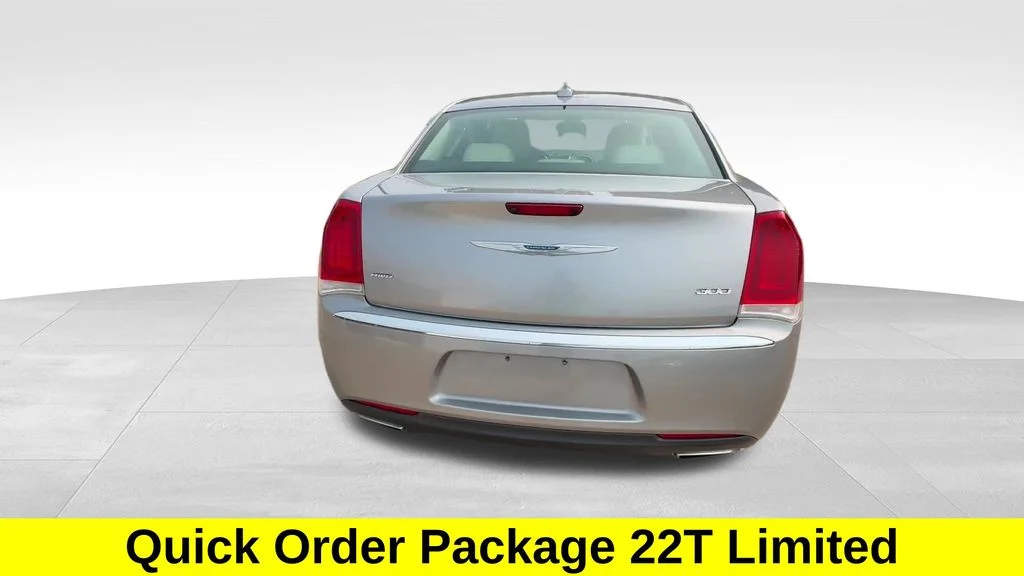 Used 2018 Silver Chrysler Limited image 6