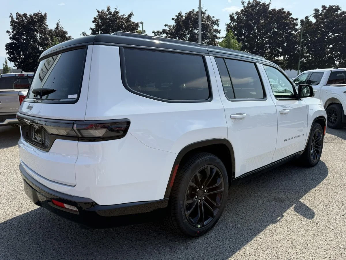 New 2026 White Jeep Summit Reserve image 8