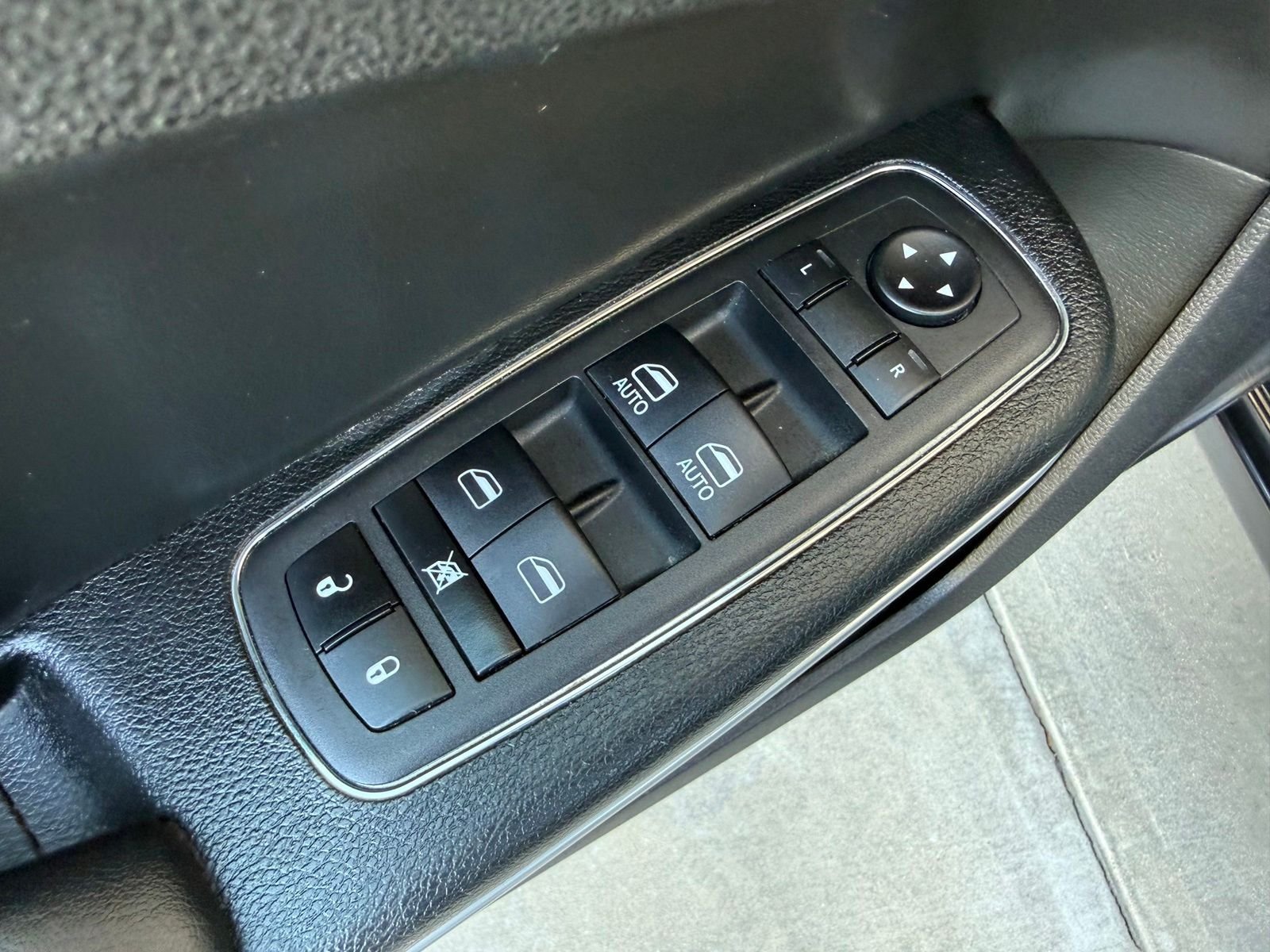 2023 Chrysler 300 S - Photo 10