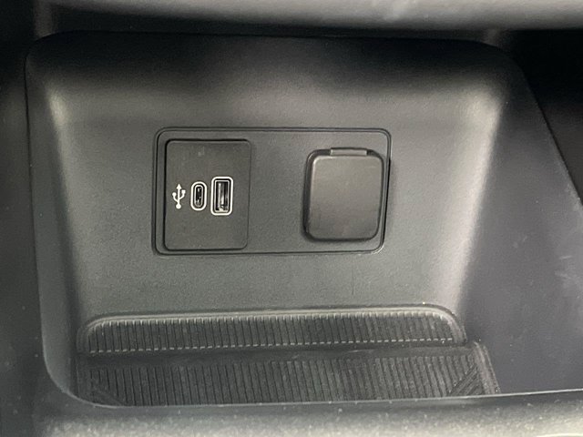 Used 2026 Space White Metallic Ford ST-Line image 26