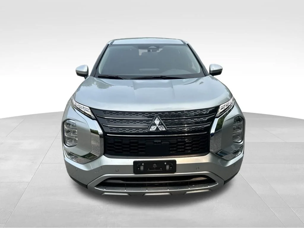 Used 2024 Black Mitsubishi SE image 8