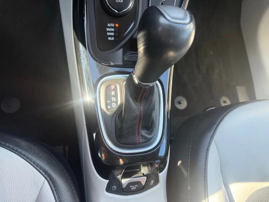 Used 2018 Silver Jeep Limited image 19