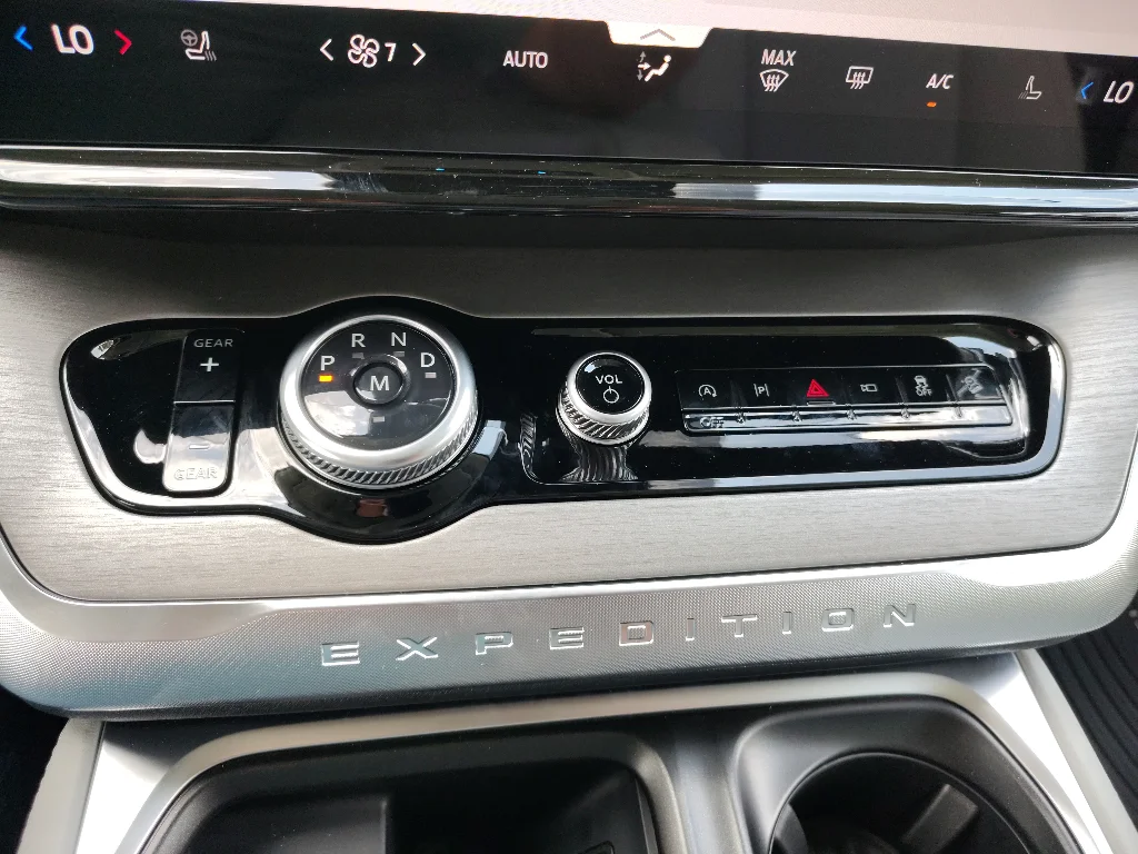 New 2027 Star White Metallic Tri-Coat Ford MAX Platinum image 29