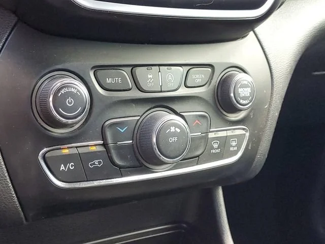 Used 2020 Velvet Red Pear Jeep Altitude image 17