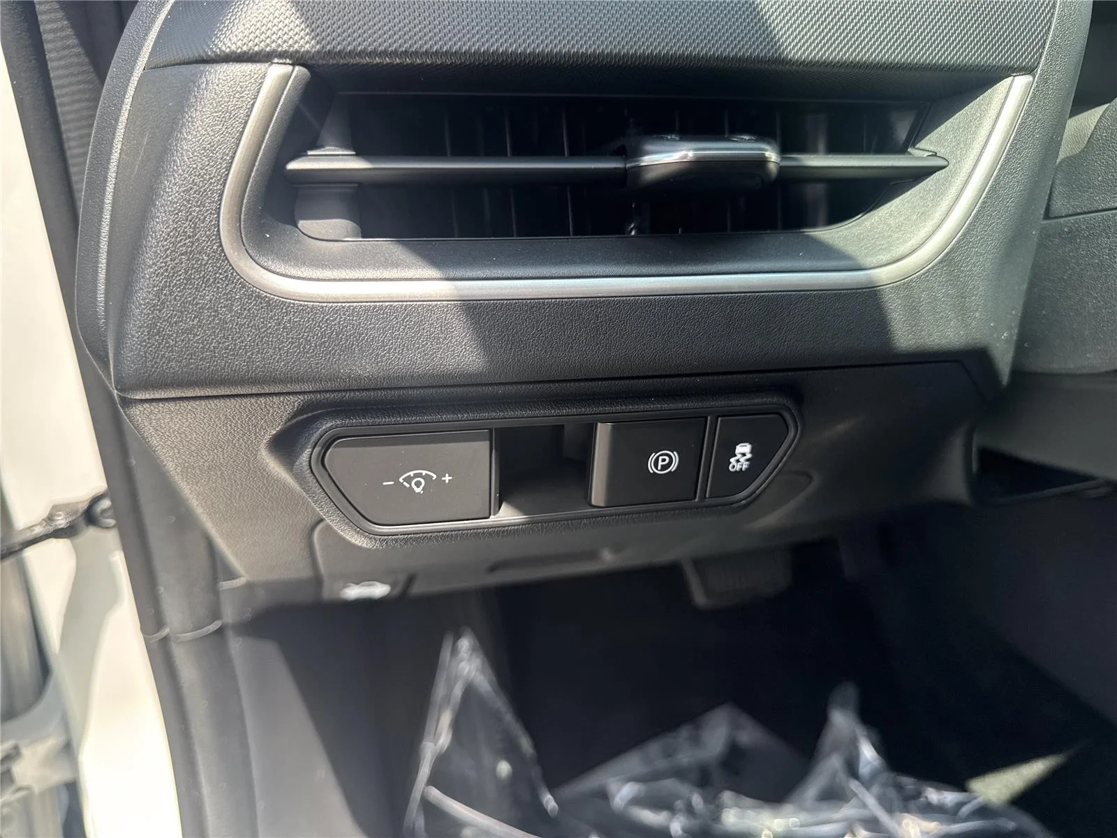 Used 2025 Snow White Pearl Kia LXS image 19