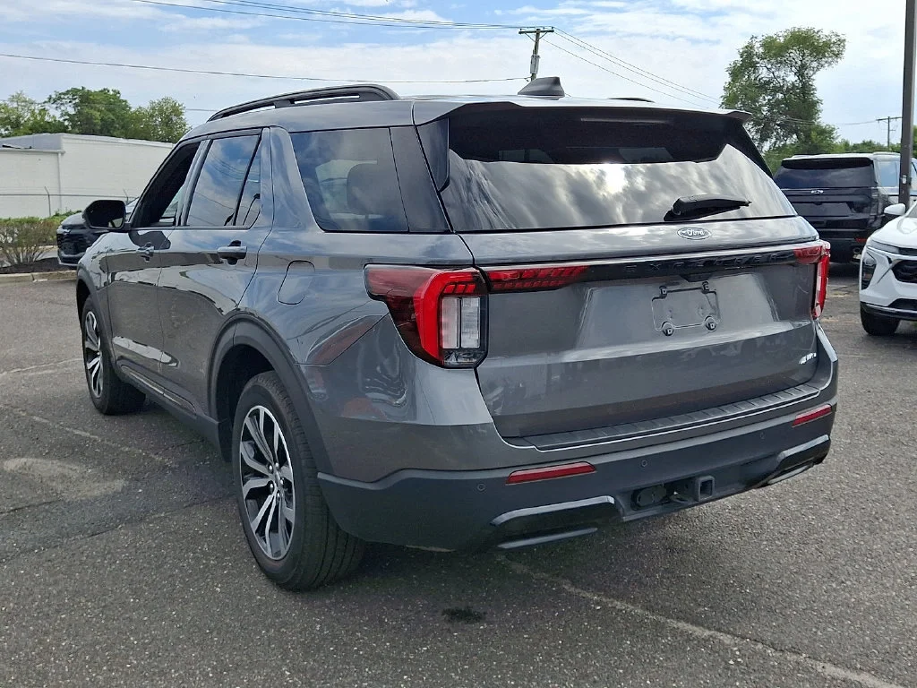 Used 2025 Carbonized Gray Ford ST-Line image 9