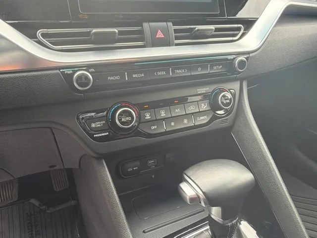 Used 2022 Snow White Pearl Kia EX image 26