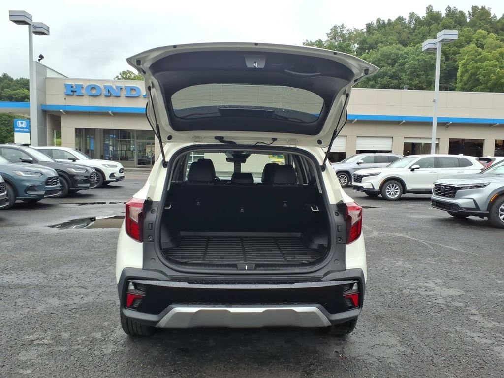 Used 2025 White Kia S image 21