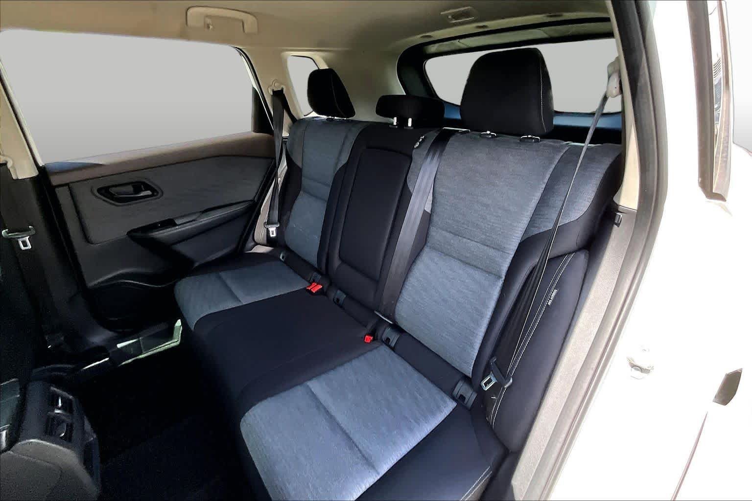 Used 2021 Glacier White Nissan S image 18