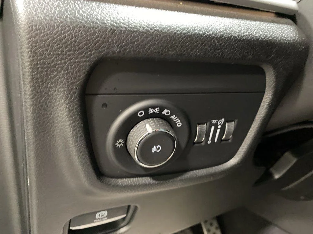 Used 2021 Silver Zynith Jeep Limited image 11