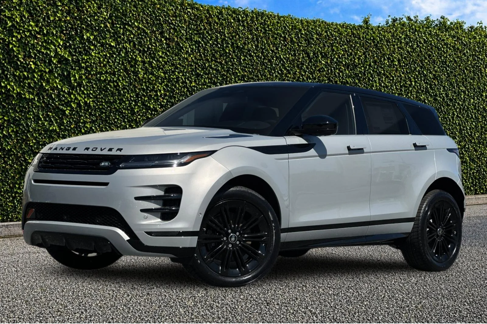 2026 Land Rover Range Rover Evoque Dynamic SE's photo