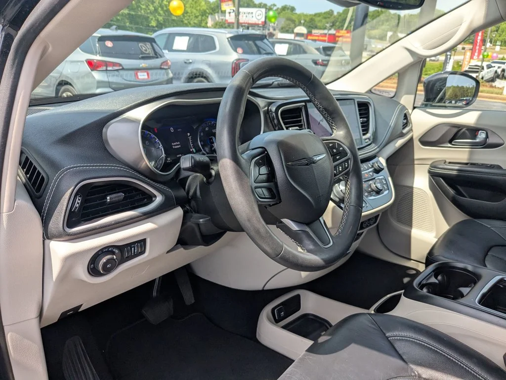 Used 2022 Brilliant Black Crystal Pearlcoat Chrysler Touring L image 13