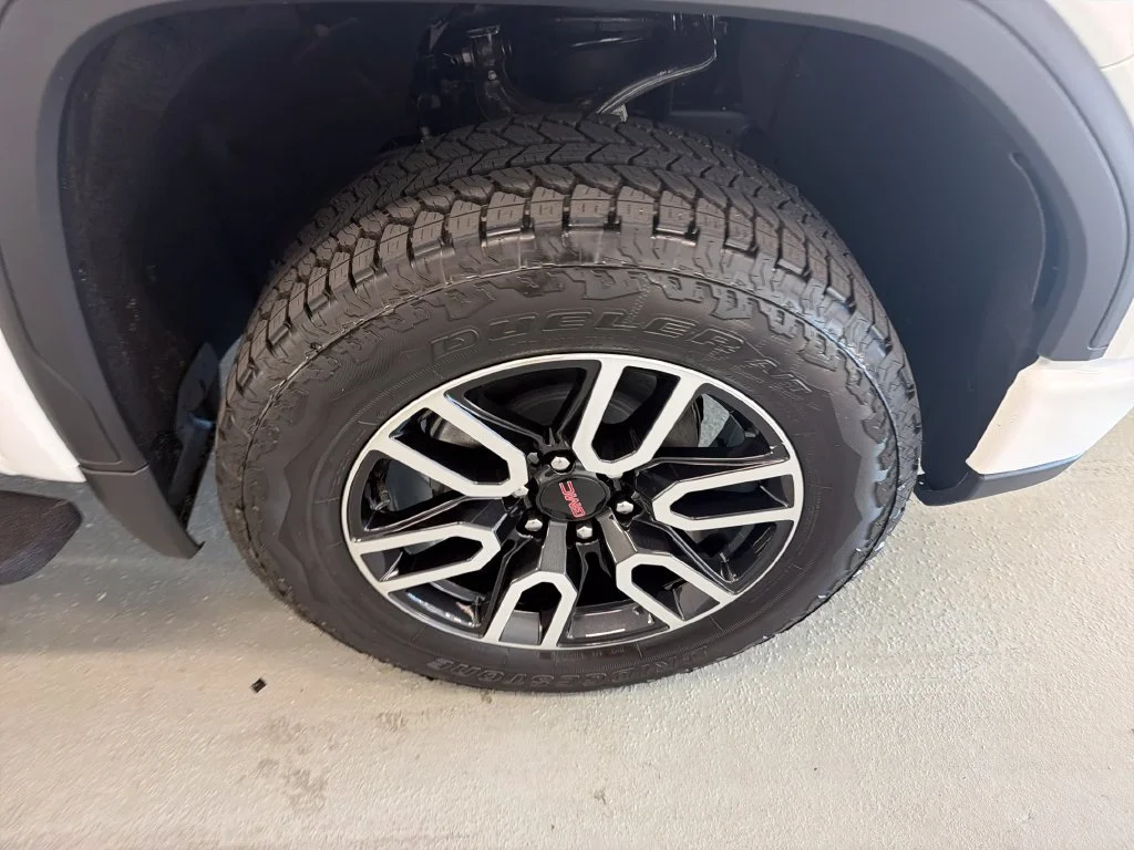 New 2026 Summit White GMC AT4 image 4