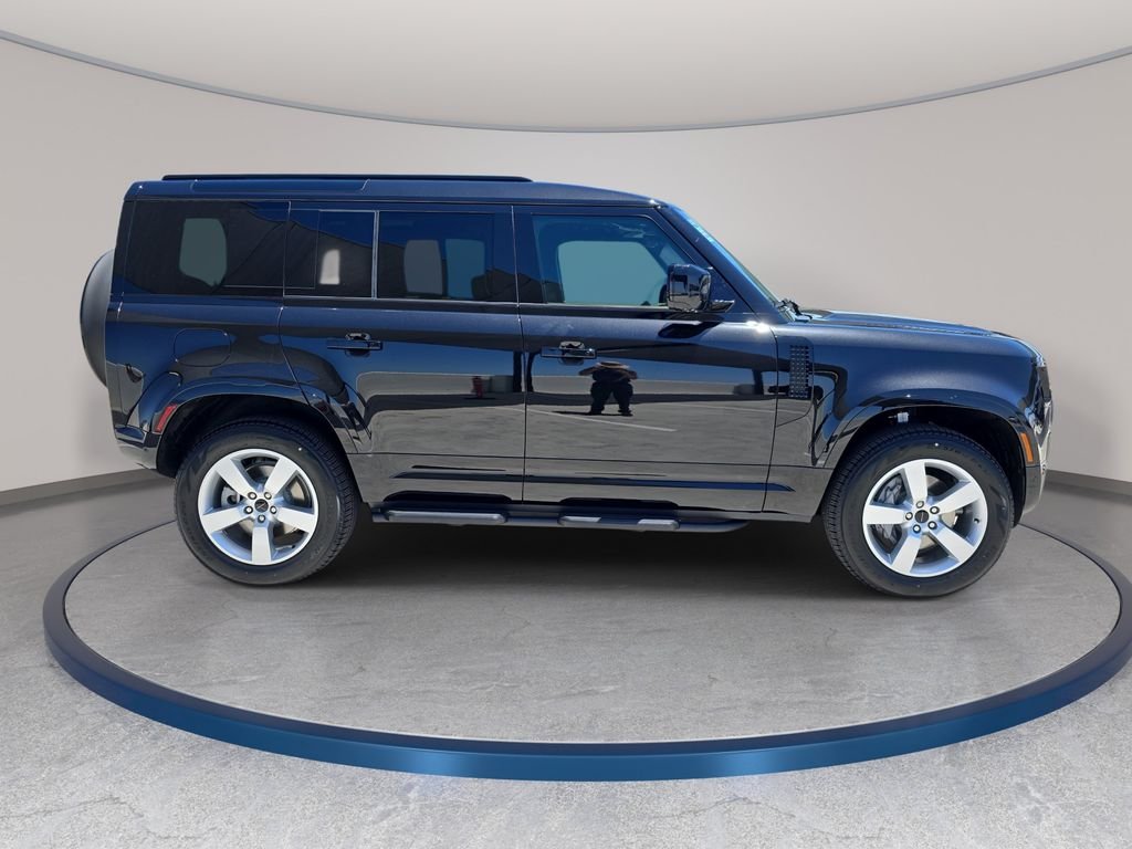 New 2026 Santorini Black Land Rover X-Dynamic SE image 4