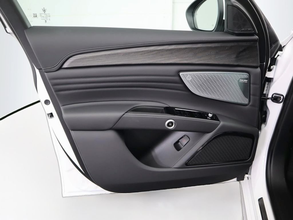 Used 2025 Bianco Astro Metallic Maserati Base image 25
