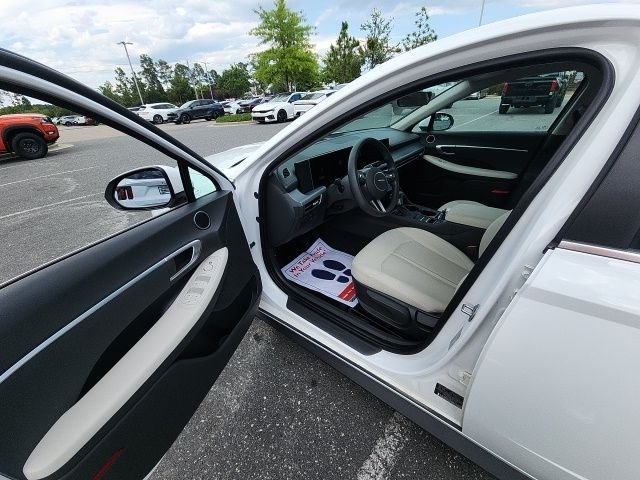 Certified Used 2025 White Hyundai SE image 26