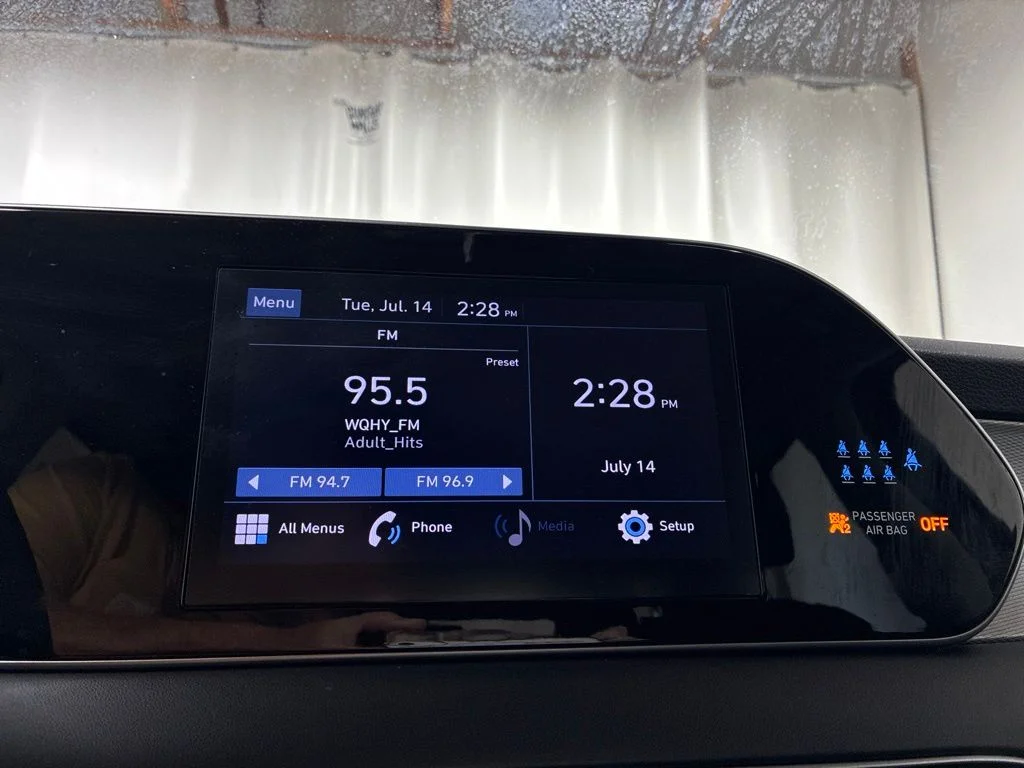 Used 2022 Black Hyundai SE image 16