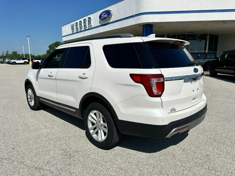 Certified Used 2017 White Platinum Tri-Coat Metallic Ford XLT FWD image 3