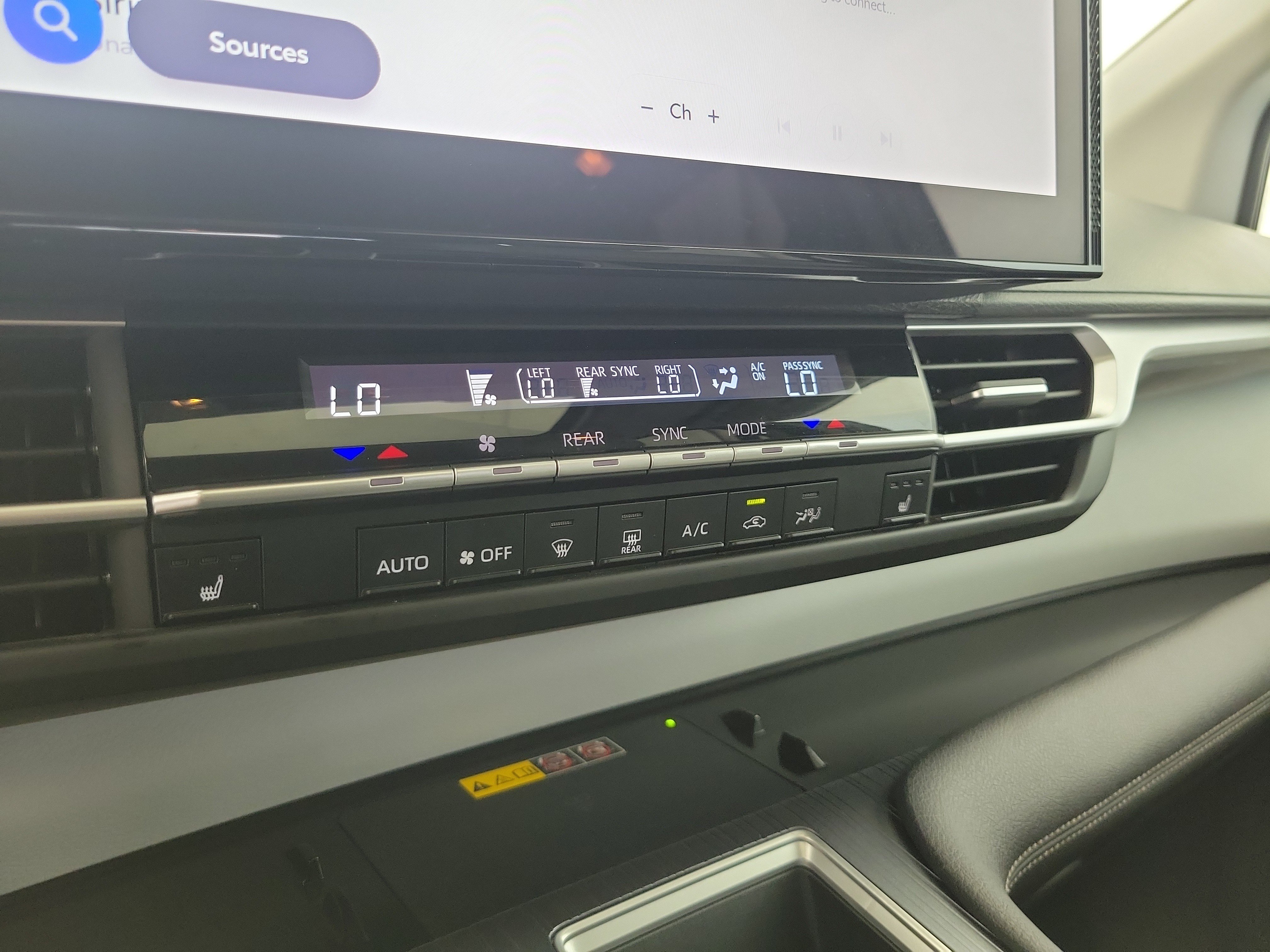 Used 2025 Wind Chill Pearl Toyota XLE image 31