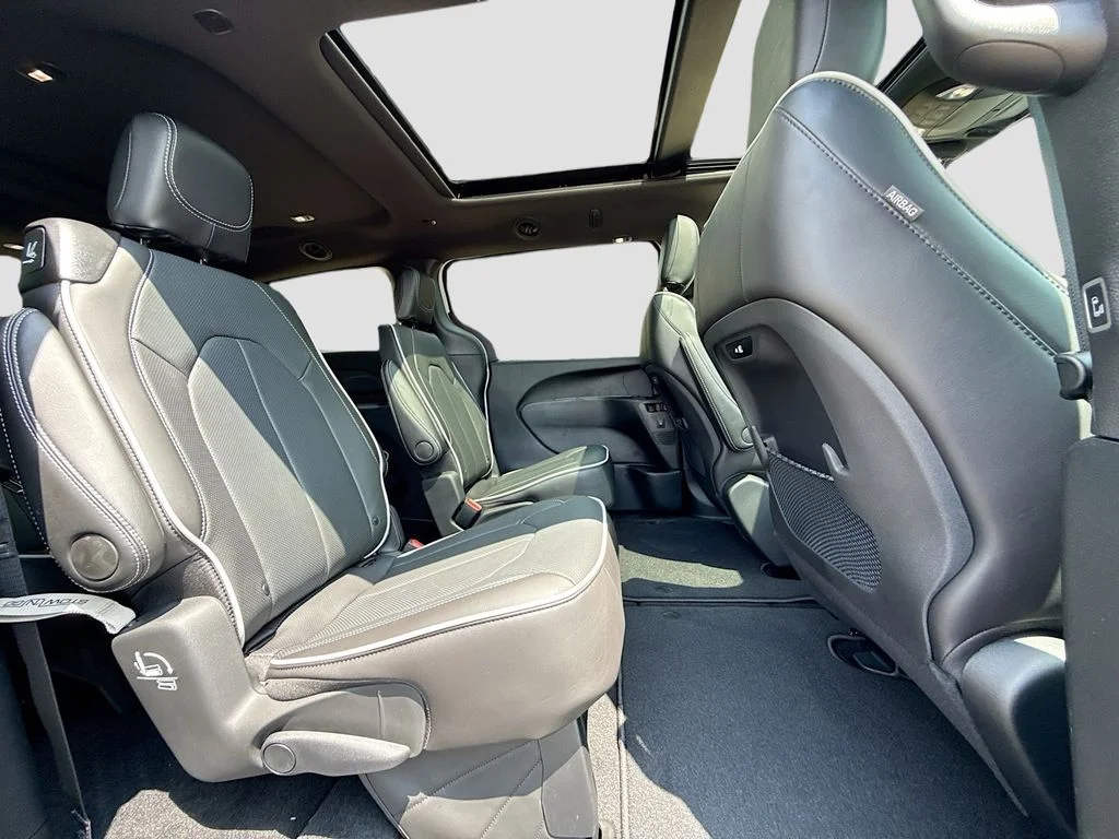 New 2026 Bright White Clearcoat Chrysler Limited image 26