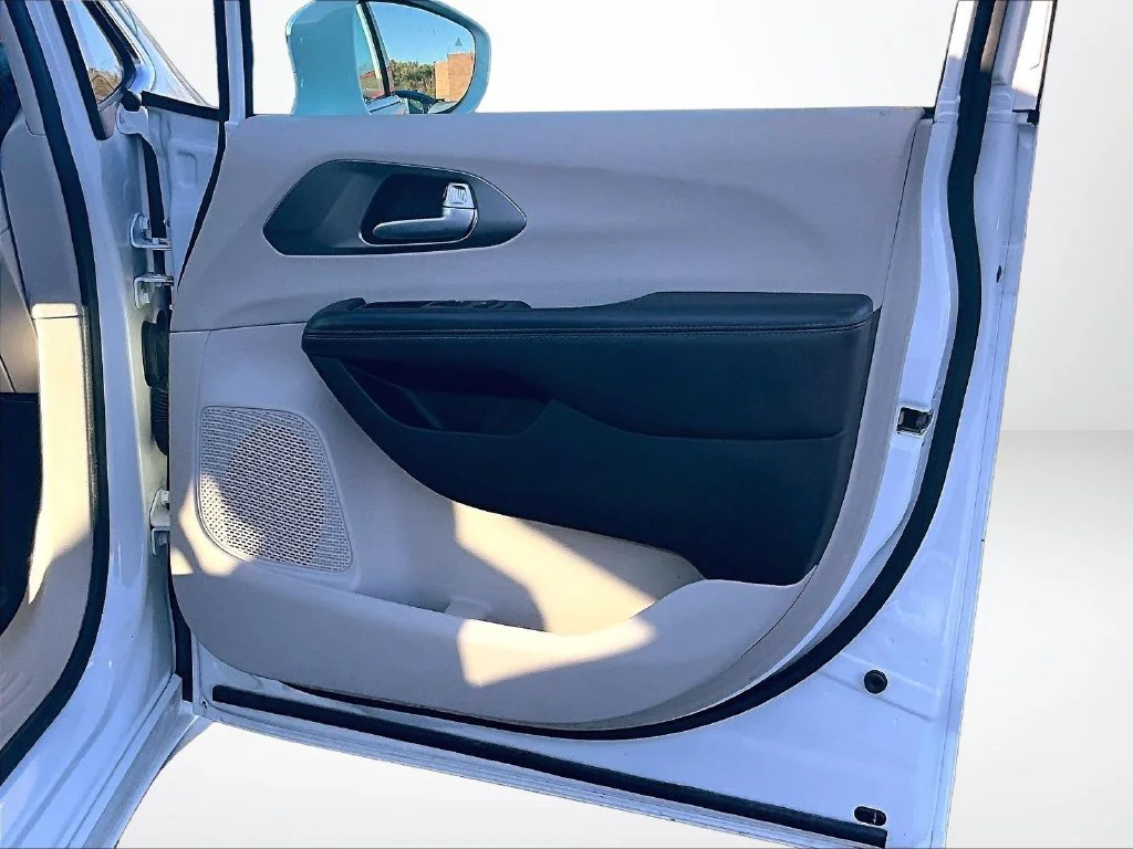 Used 2018 White Chrysler Limited image 22