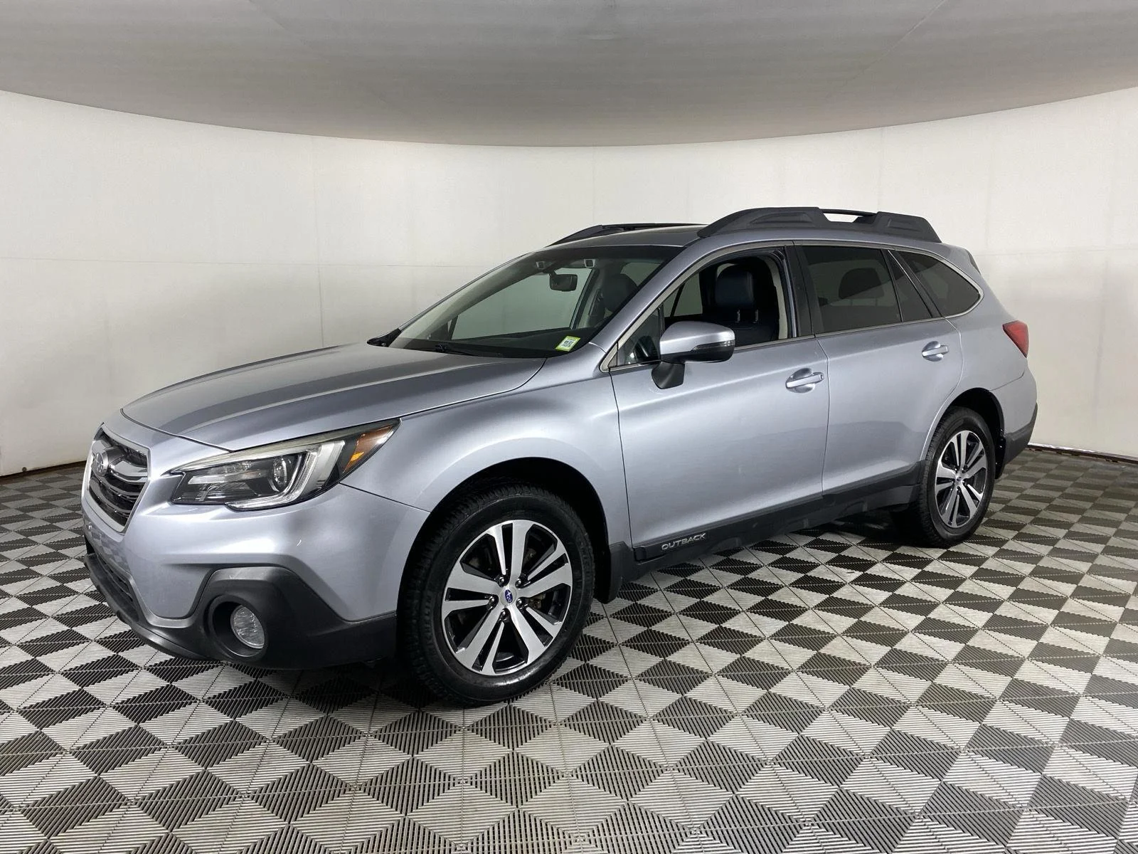 Used 2018 Ice Silver Metallic Subaru Limited image 6