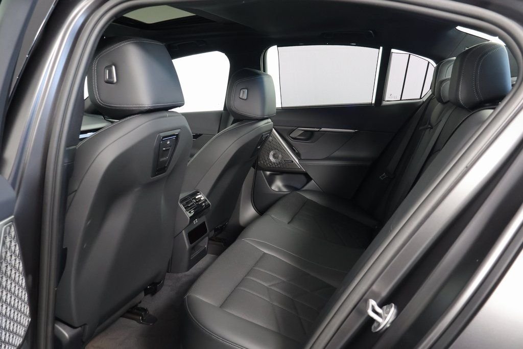 2025 BMW i5 M60 - Photo 11