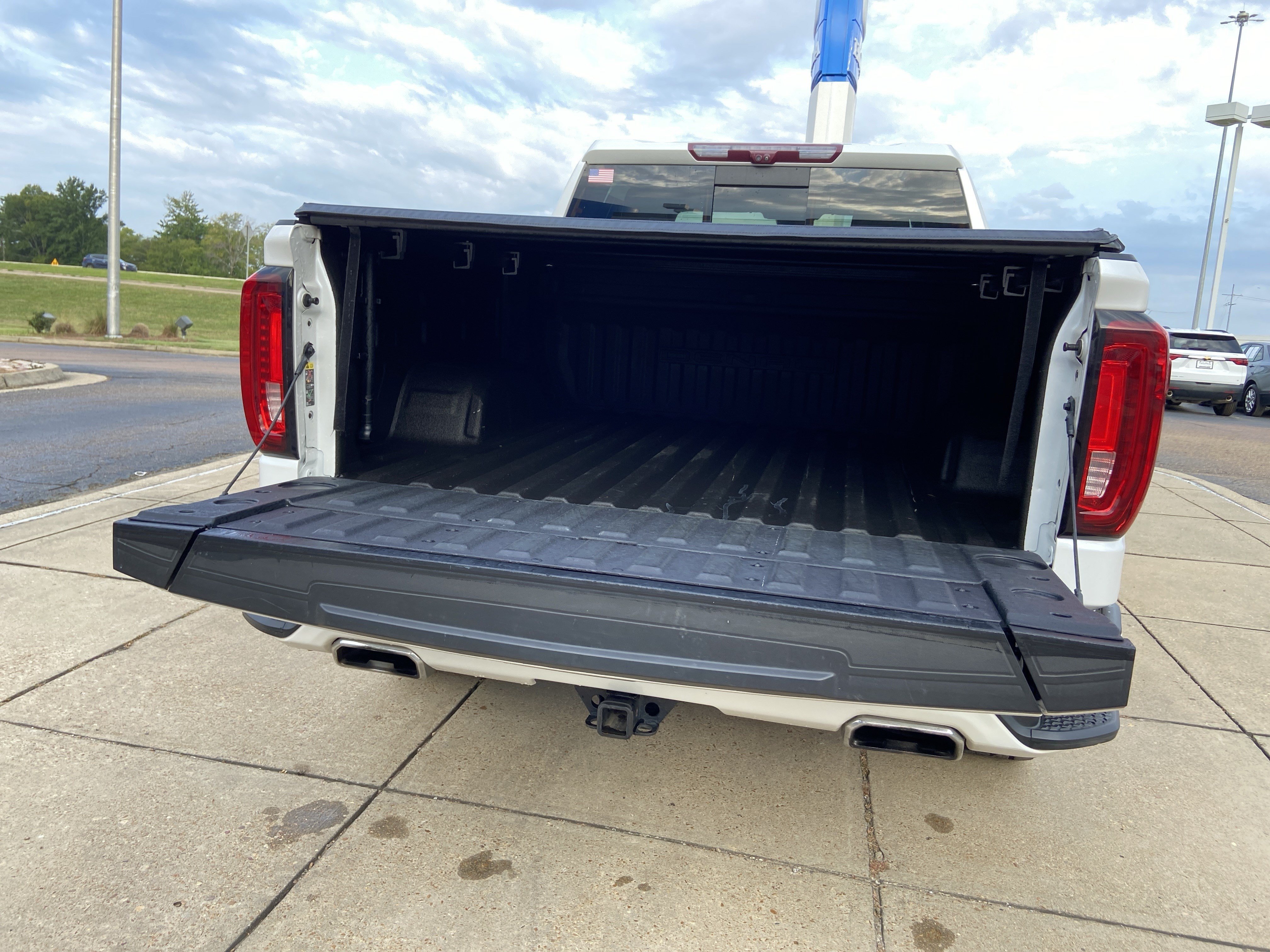 Used 2022 White Frost Tricoat GMC Denali image 26