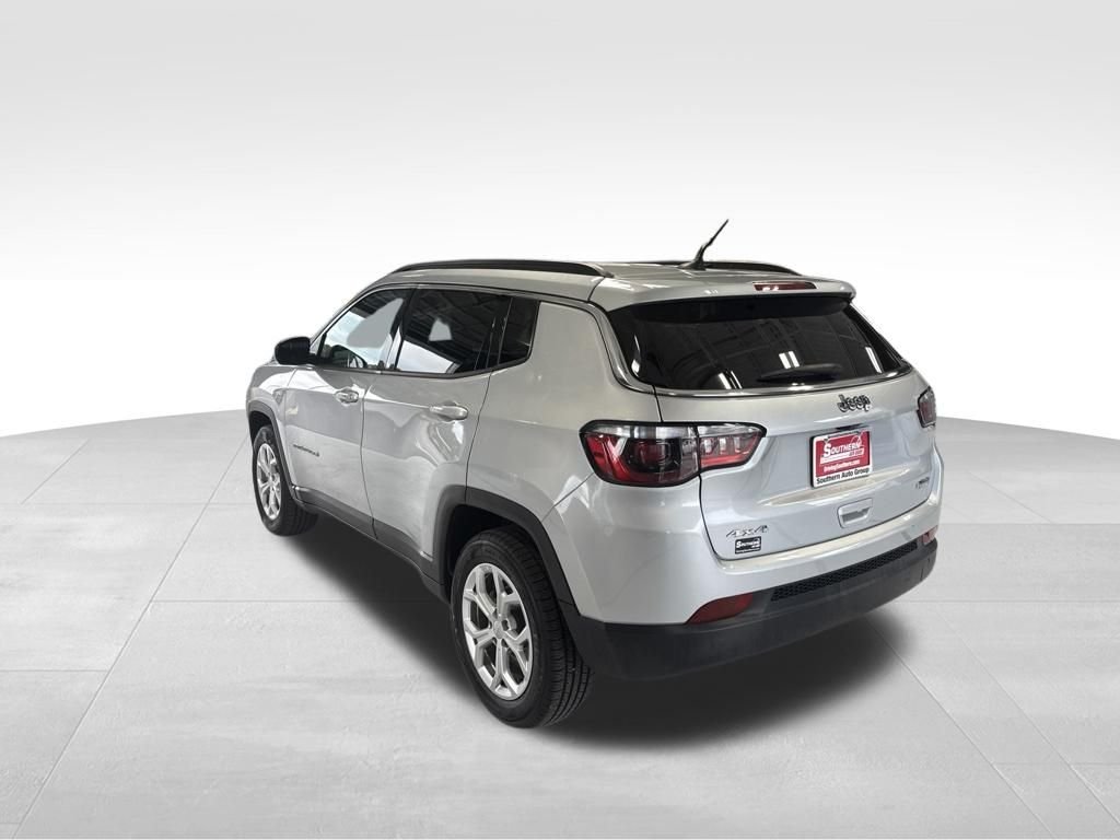 Used 2024 Silver Jeep Latitude image 3