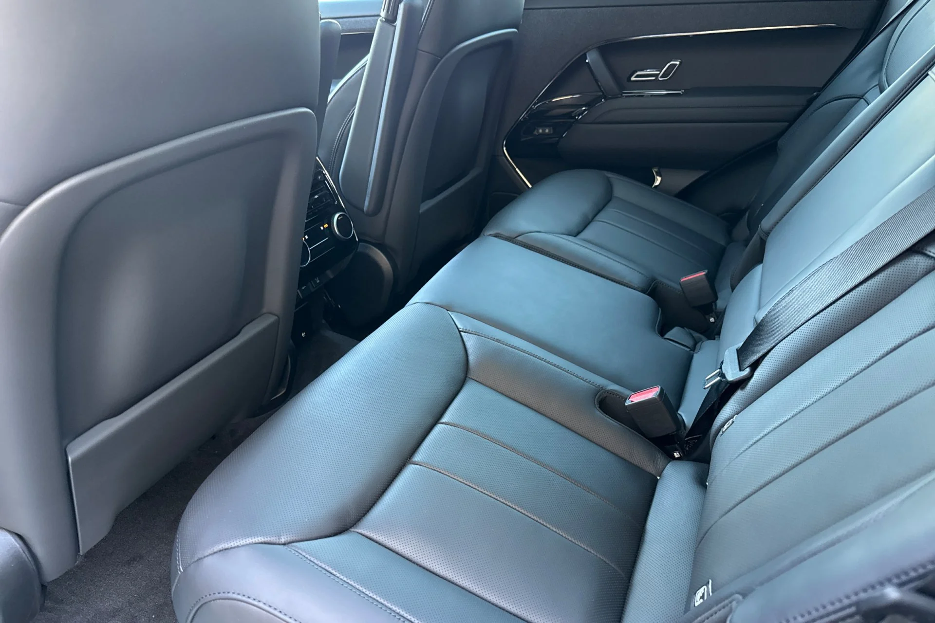 New 2026 Carpathian Grey Land Rover Dynamic SE image 4