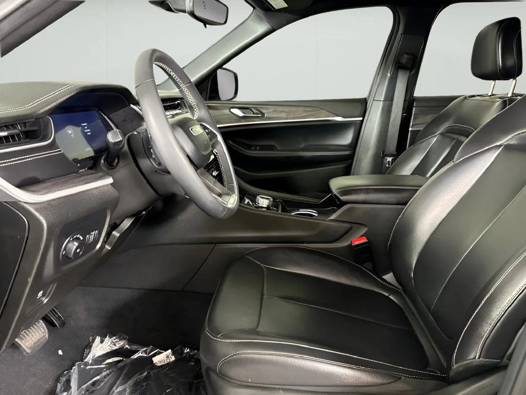 Used 2024 Silver Jeep Limited image 20