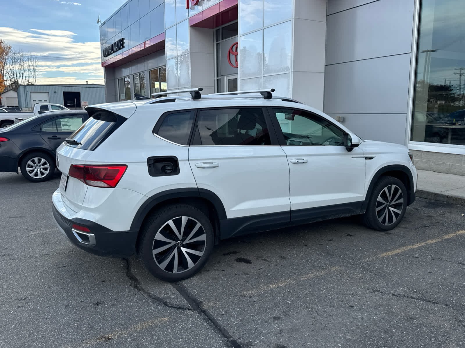 Used 2022 Pure White Volkswagen SE image 4