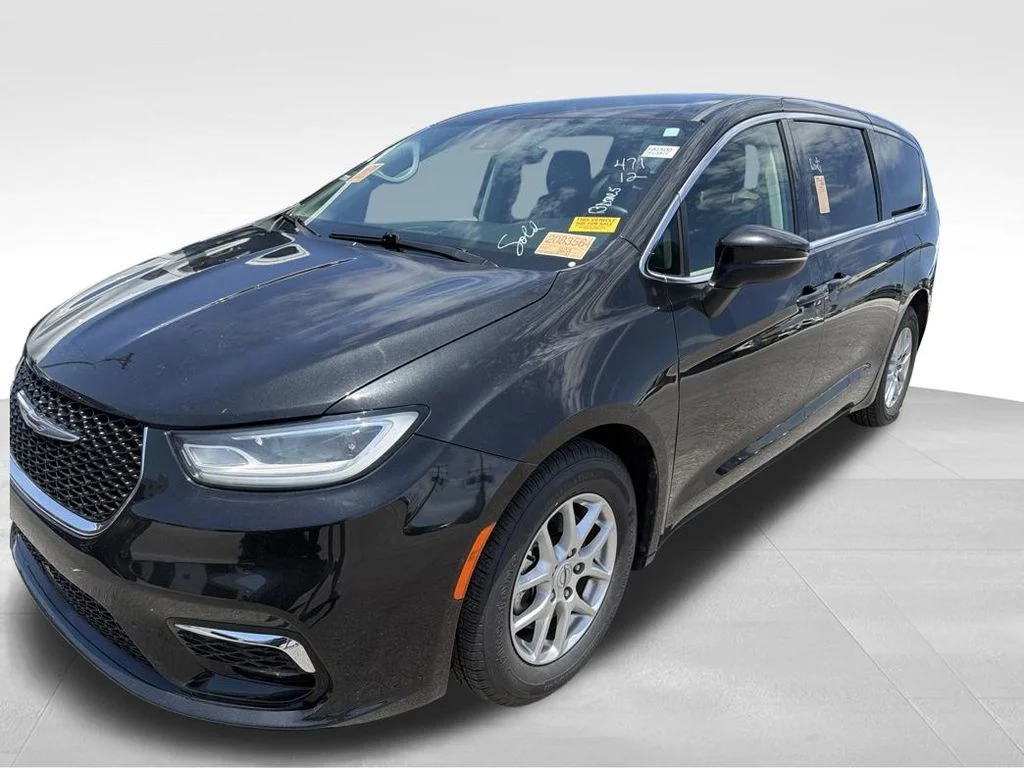 Used 2023 Black Chrysler Touring L image 7