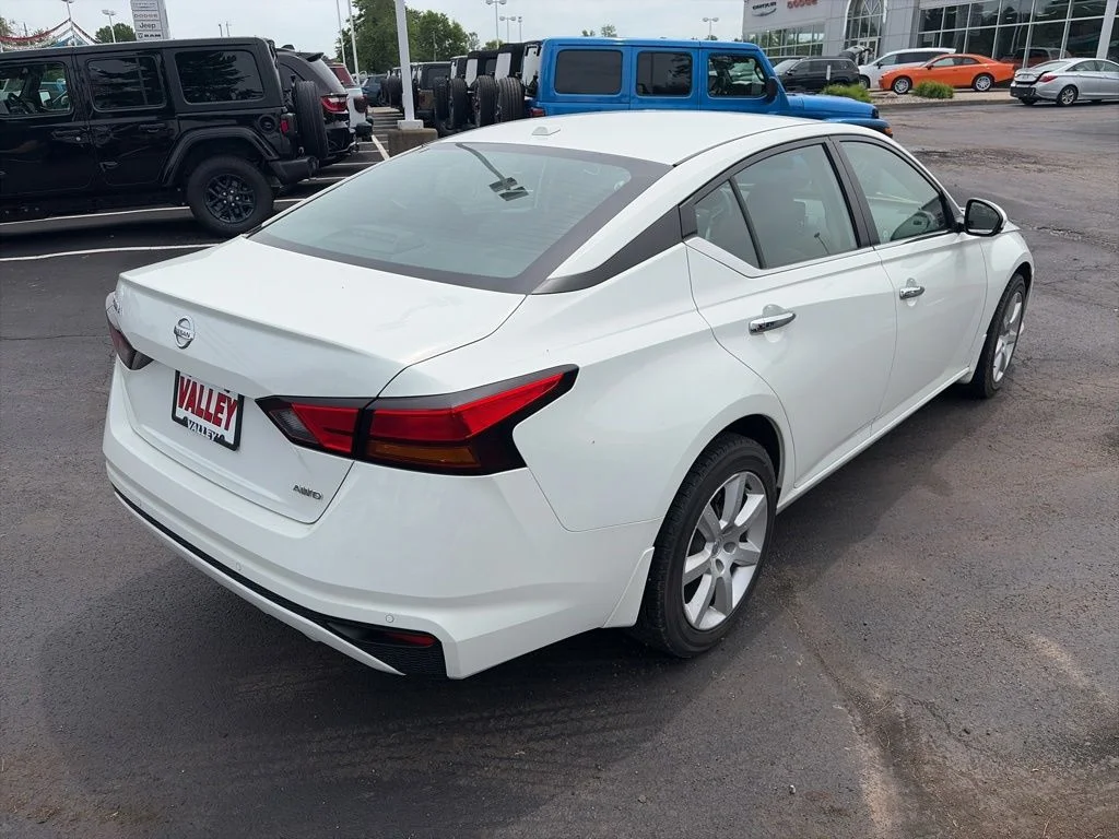 Used 2022 White Nissan 2.5 image 6