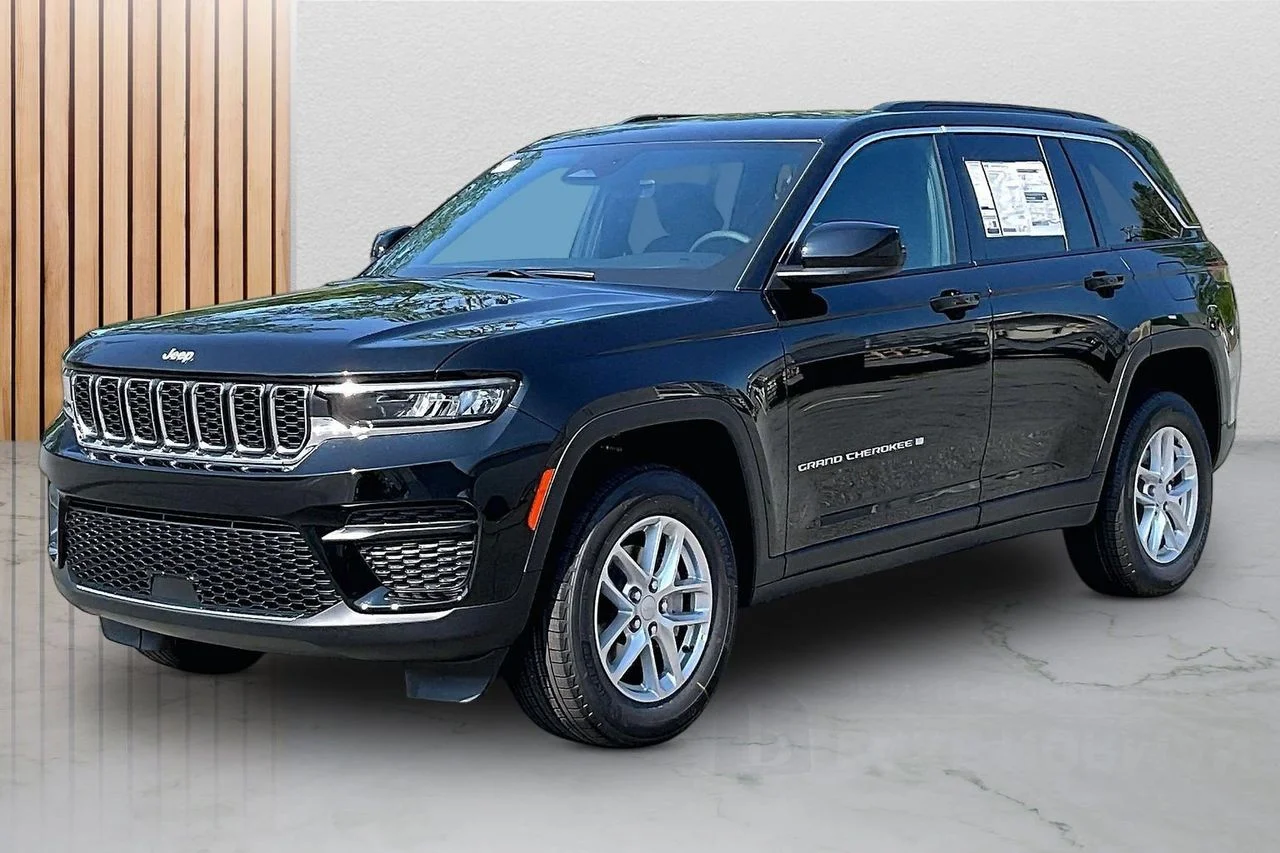 New 2026 Diamond Black Crystal Pearl-Coat Exterior Paint Jeep Laredo X image 4