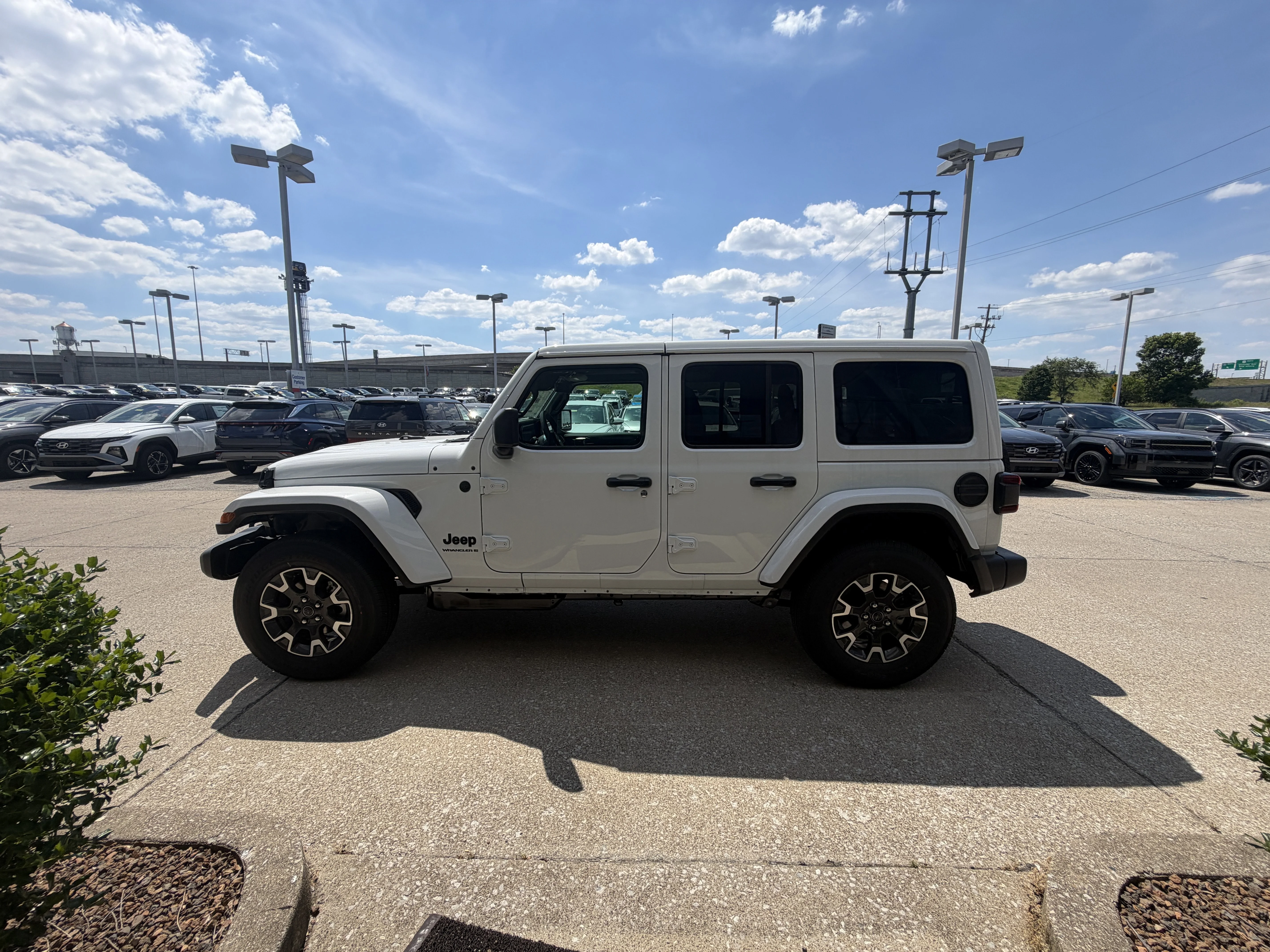 New 2026 Bright White Clear-Coat Exterior Paint Jeep Sahara image 15