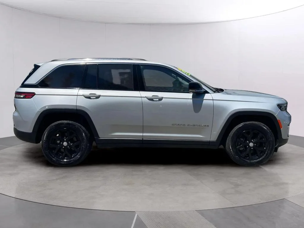 Used 2023 Silver Zynith Jeep Limited image 6
